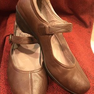 Abeo Mary Janes brown leather 9.5